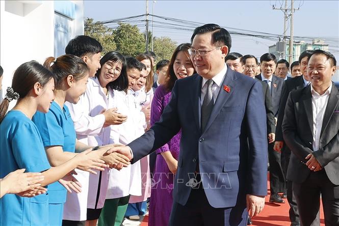 国会主席王廷惠参观老挝La Vie国际医院